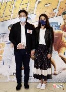 【时尚一点】郭晶晶与老公手拉手笑容甜蜜，身穿波点长裙显年轻