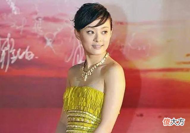 【就爱时尚】孙俪穿抹胸长裙亮相，风尘味很浓，网友：像夜店女王