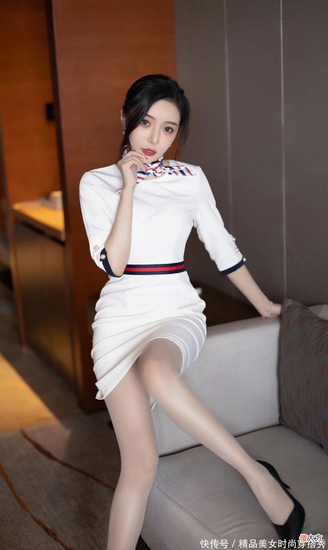 【就爱时尚】上班穿什么显气质？简单的白色衬衫裙搭配黑色的高跟鞋时尚又干练