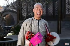【爱历史】和珅出上联：三斤四两五花肉，纪晓岚巧对下联，和珅直接下跪