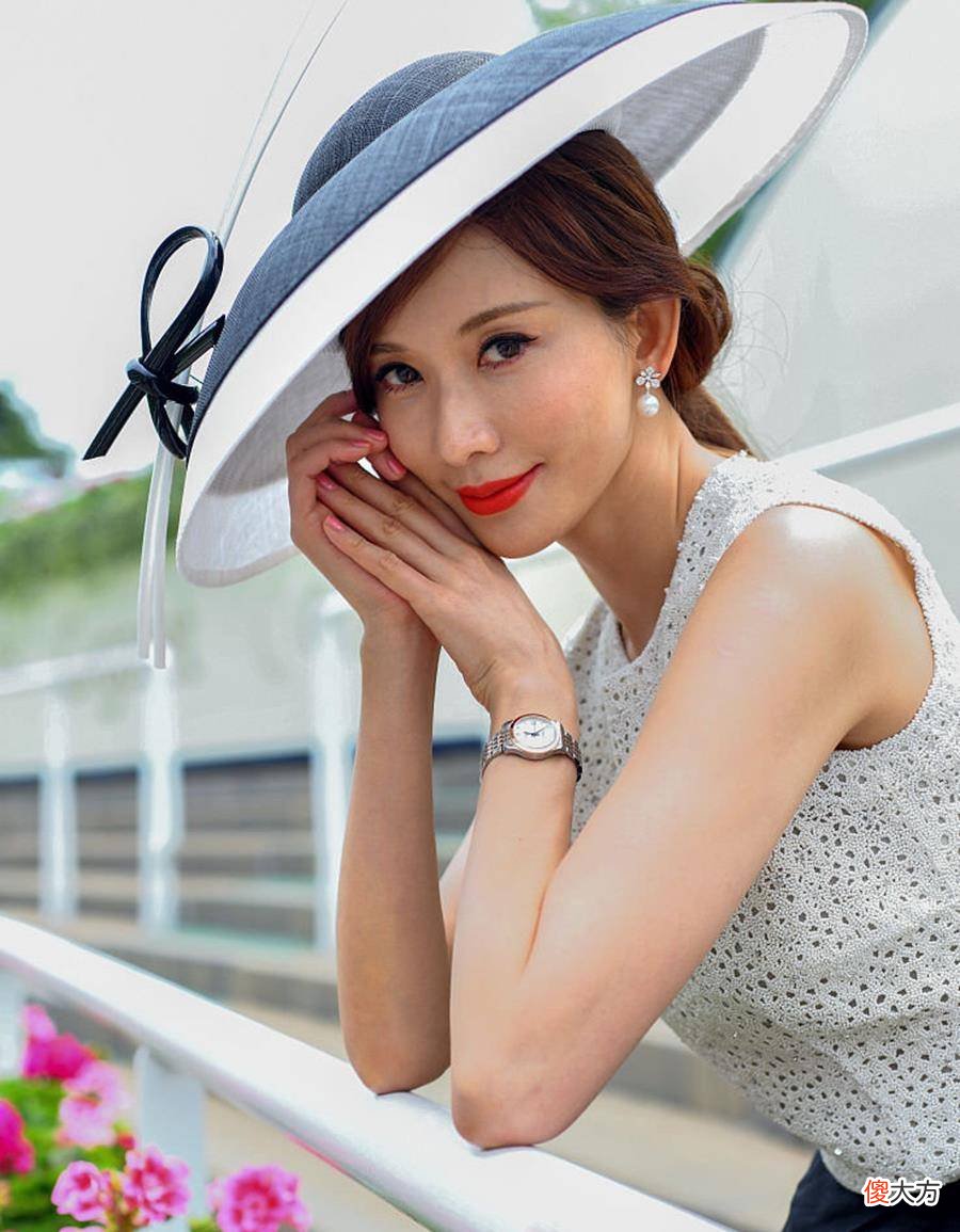 【时尚一点】林志玲结婚后首亮相，简单穿一身黑白配色套装，不输贵气呀
