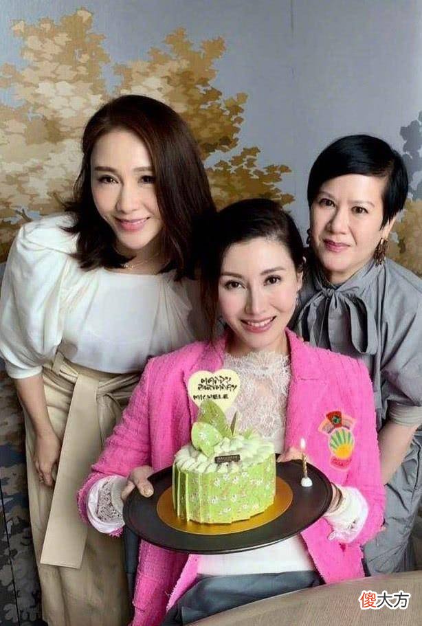 【时尚一点】李嘉欣49岁生日，黎姿亲自为她拍照，两人感情很好！