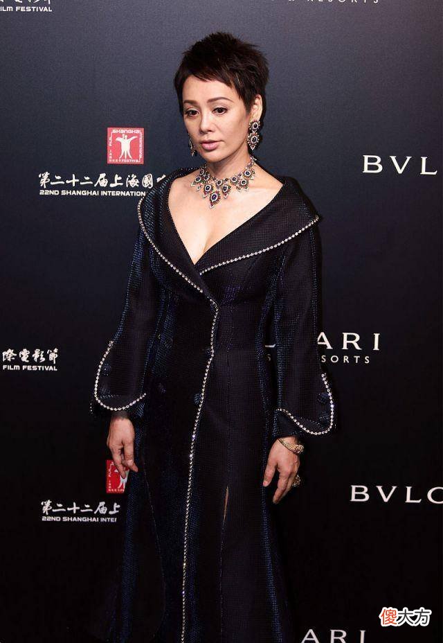 【就爱时尚】47岁宁静大秀事业线，黑色大衣凹凸饱满，身材比例还棒