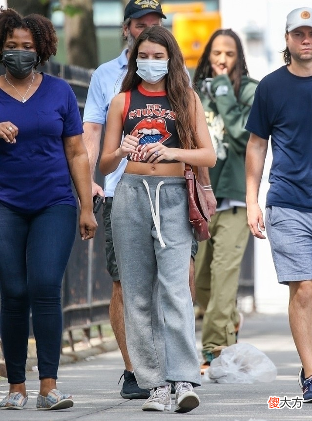 【就爱时尚】“阿汤哥”女儿才16岁，身材比例就这么好，露脐背心显出时尚个性