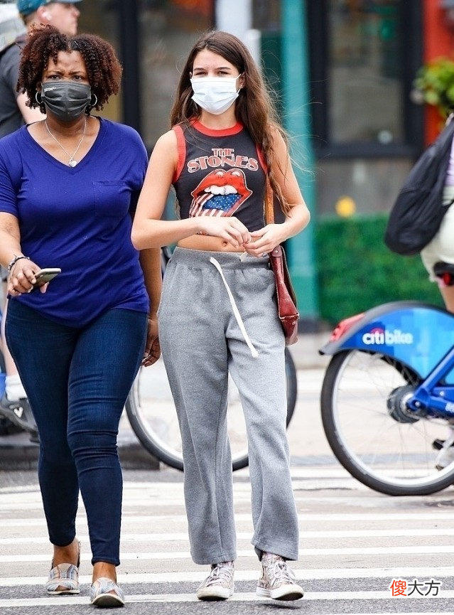 【就爱时尚】“阿汤哥”女儿才16岁，身材比例就这么好，露脐背心显出时尚个性
