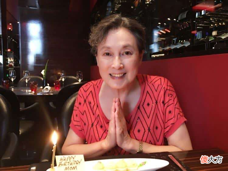 【就爱时尚】84岁向梅越老越漂亮，中老年人都该学学她，旗袍搭披肩气质绝佳！