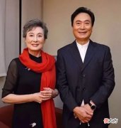 【就爱时尚】84岁向梅越老越漂亮，中老年人都该学学她，旗袍搭披肩气质绝佳！