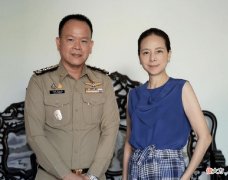 【就爱时尚】看了56岁的“冻龄美颜”才明白：上了年纪后，会穿衣真的太重要了
