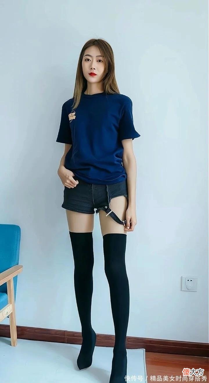 【时尚一点】简约的t恤搭配牛仔短裤搭配的过膝高跟鞋走在大街上吸睛感满满