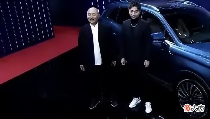 【就爱时尚】陈佩斯双胞胎孙子首次曝光！学爷爷剃光头呆萌可爱，穿休闲装超萌