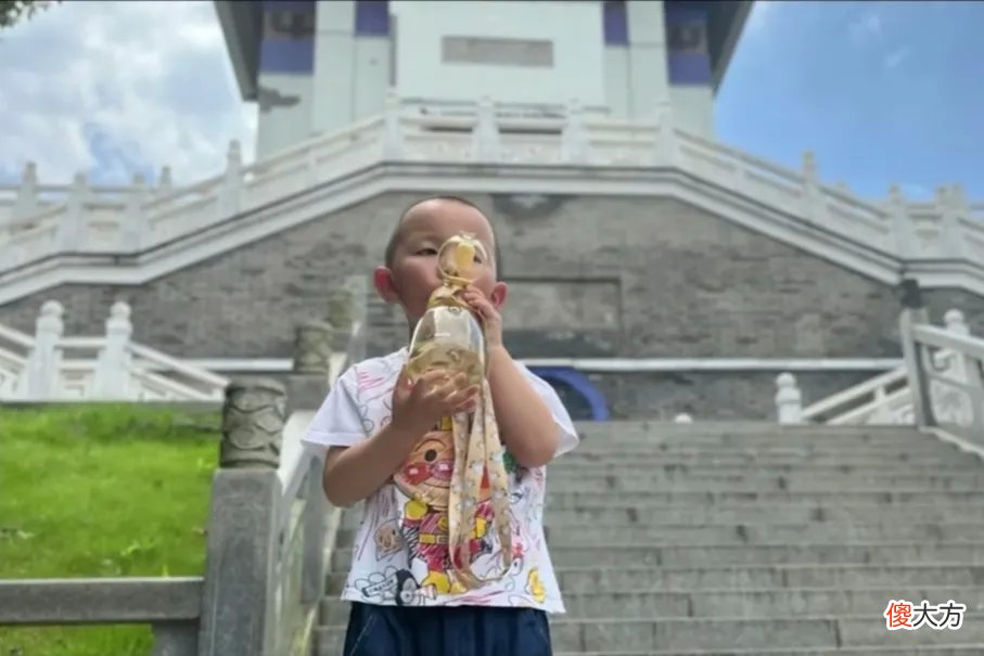 田静辅导孩子有一套，悦悦跳手势舞，熊磊晒楷楷照片，郭威吹气球