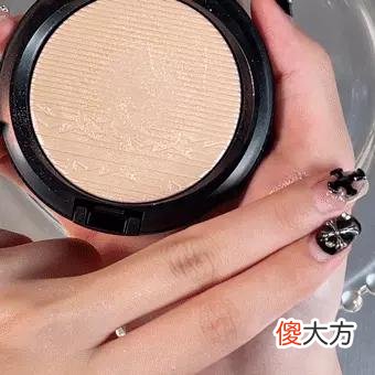 【就爱时尚】吊打牛郎！这些爆闪眼影到底是什么来头？