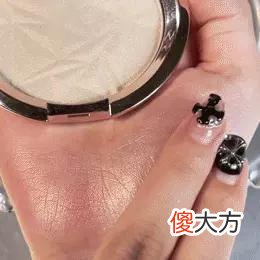 【就爱时尚】吊打牛郎！这些爆闪眼影到底是什么来头？