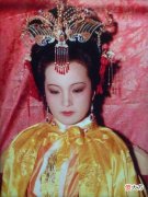【历史故事】《红楼梦》中，贾环的枕头和兽头之谜，到底有何不通之处？