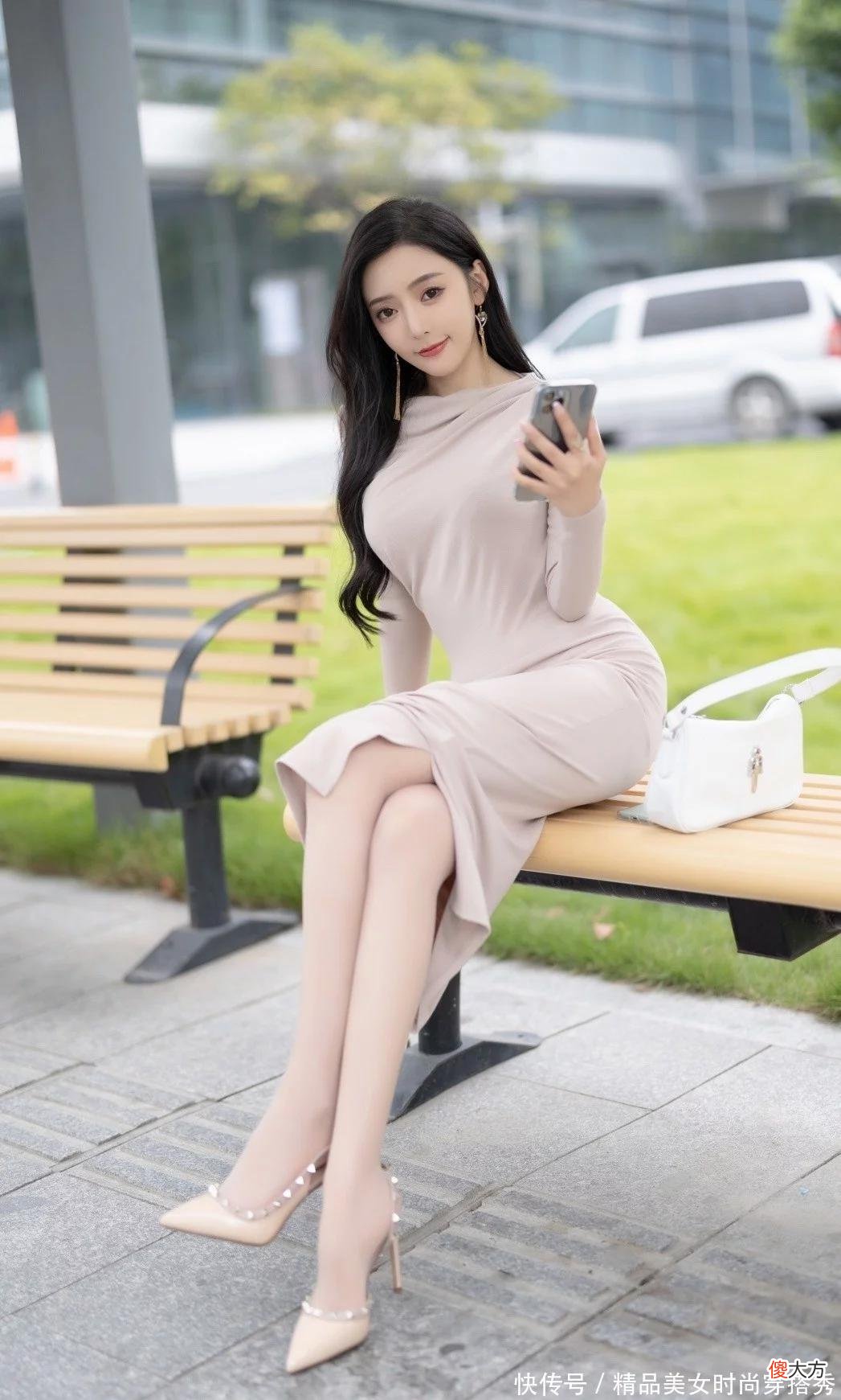 【就爱时尚】简单又大气的纯色连衣裙，展现女性妩媚的气质