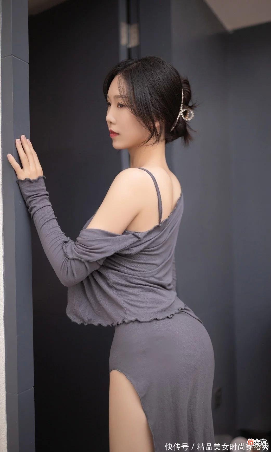 【时尚一点】简约的针织吊带裙搭配开衫外套又温柔又不失魅力，简直就是夏日的时髦穿搭