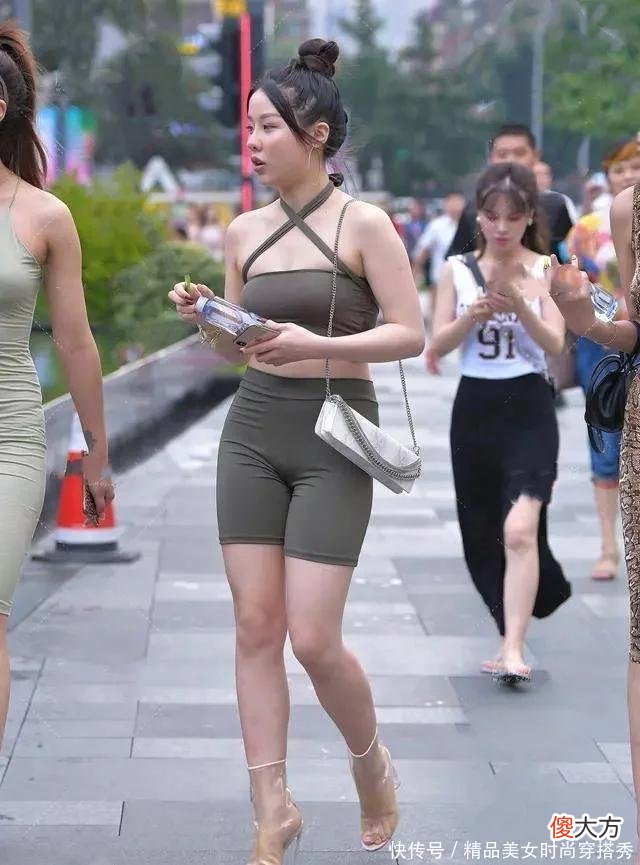 【时尚一点】灰色打底裤搭配甜美深色上衣，素色简洁，提升质感