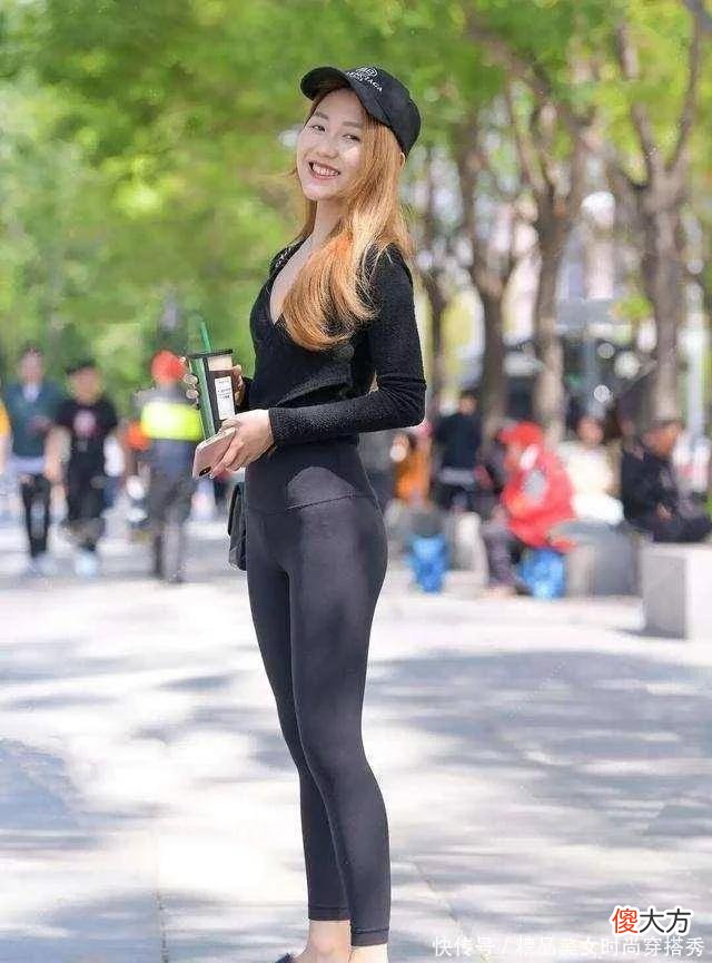 【时尚一点】灰色打底裤搭配甜美深色上衣，素色简洁，提升质感