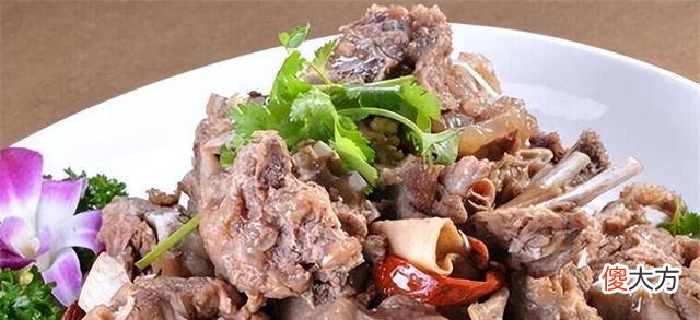 【历史故事】将军分肉忘了车夫，次日车夫驾车将他拉到敌营，从此产生一个成语