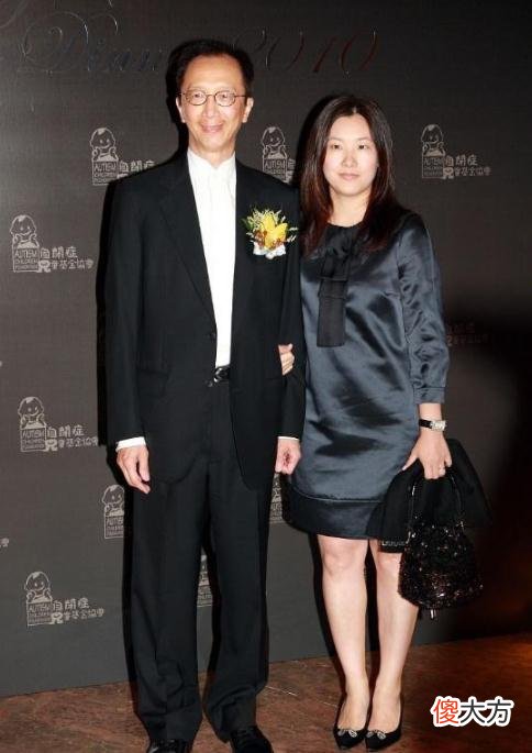 【时尚一点】伏明霞的豪门生活真滋润，为70岁老公生仨娃，43岁依然韵味十足