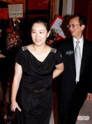 【时尚一点】伏明霞的豪门生活真滋润，为70岁老公生仨娃，43岁依然韵味十足
