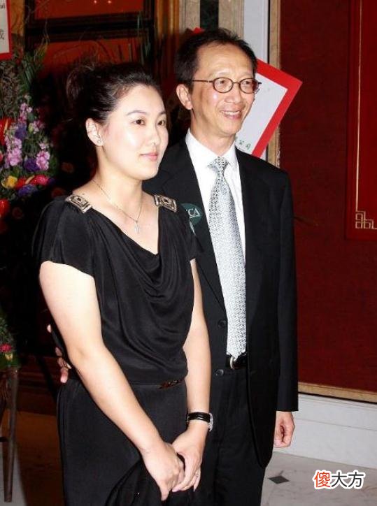 【时尚一点】伏明霞的豪门生活真滋润，为70岁老公生仨娃，43岁依然韵味十足