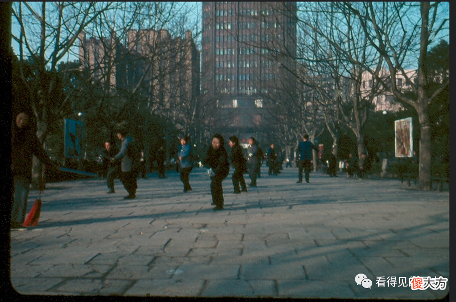 【历史故事】外国人拍摄的老照片 1978年的上海 晨练打太极的市民