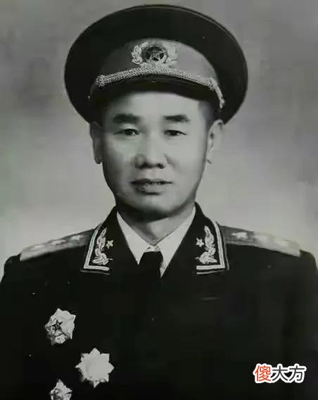 【爱历史】参谋长让张双群给陈再道介绍对象，张双群一照镜子：我就是现成的