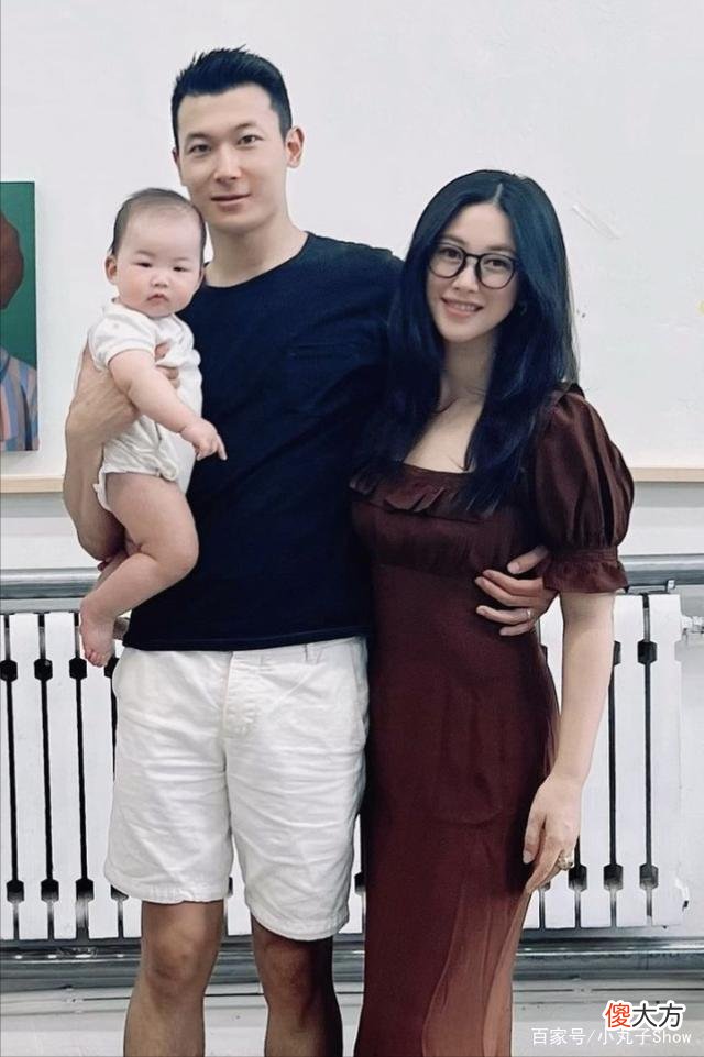 【就爱时尚】名媛朱珠，一家三口同框秀幸福，小宝宝颜值超高