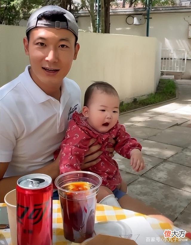 【就爱时尚】名媛朱珠，一家三口同框秀幸福，小宝宝颜值超高