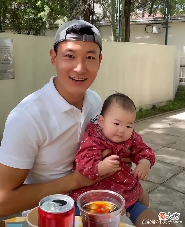 【就爱时尚】名媛朱珠，一家三口同框秀幸福，小宝宝颜值超高