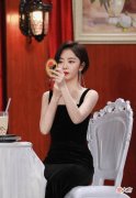 【就爱时尚】谭松韵复古又魅惑的搭配，用露肤方式秀出小女人气质