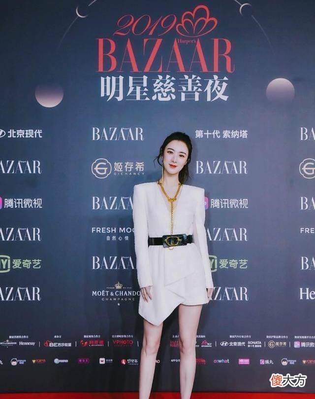 【就爱时尚】白色西装礼服气场十足亮点：垫肩设计别致又立体出席活动选择礼服