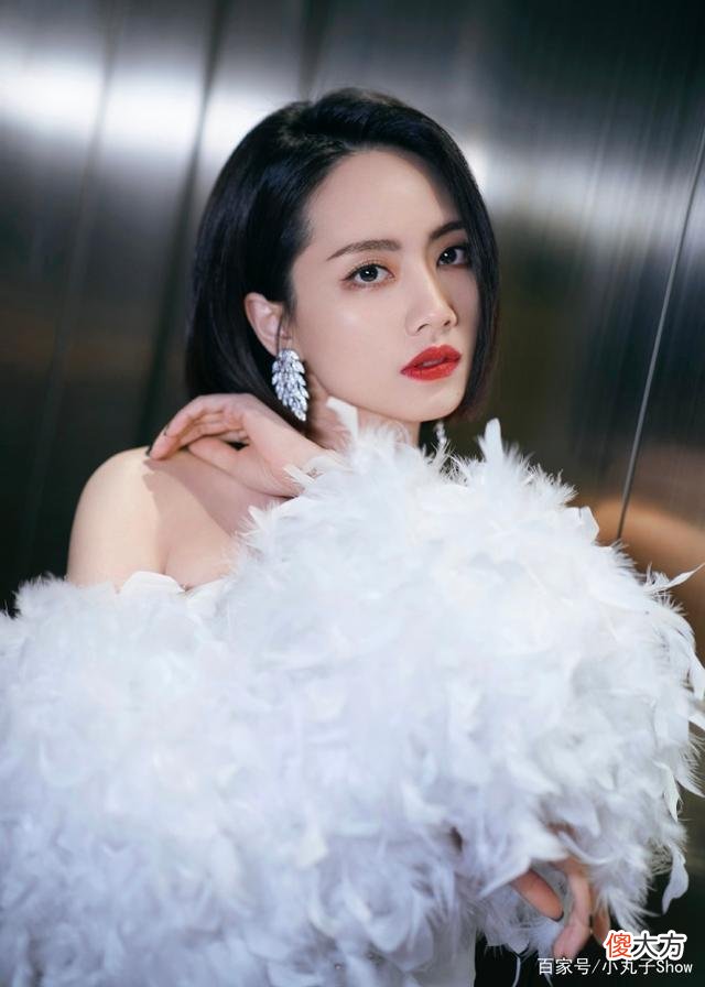 【就爱时尚】刘惜君身穿俏皮的露脐装打卡《声生不息》，性感穿搭元气十足