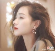 【时尚一点】万茜晒美照，40岁的她状态依旧能打，花美人更美