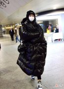 【时尚一点】奚梦瑶身穿黑色棉被羽绒服走机场，保暖又能凹造型才是王道！