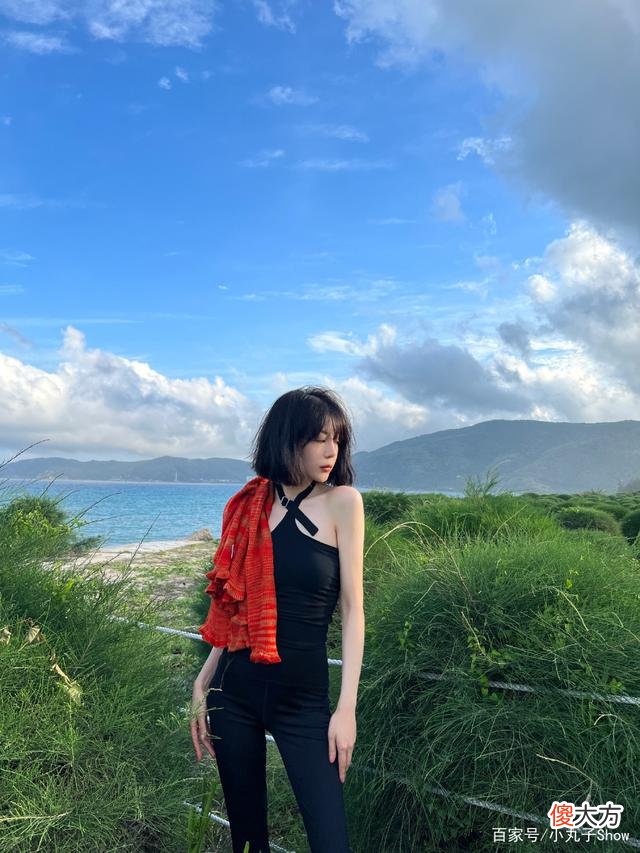 【时尚一点】李溪芮性感美图曝光，直角肩美得像p图，行走的人架子！