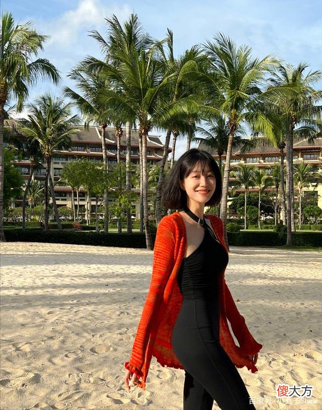 【时尚一点】李溪芮性感美图曝光，直角肩美得像p图，行走的人架子！