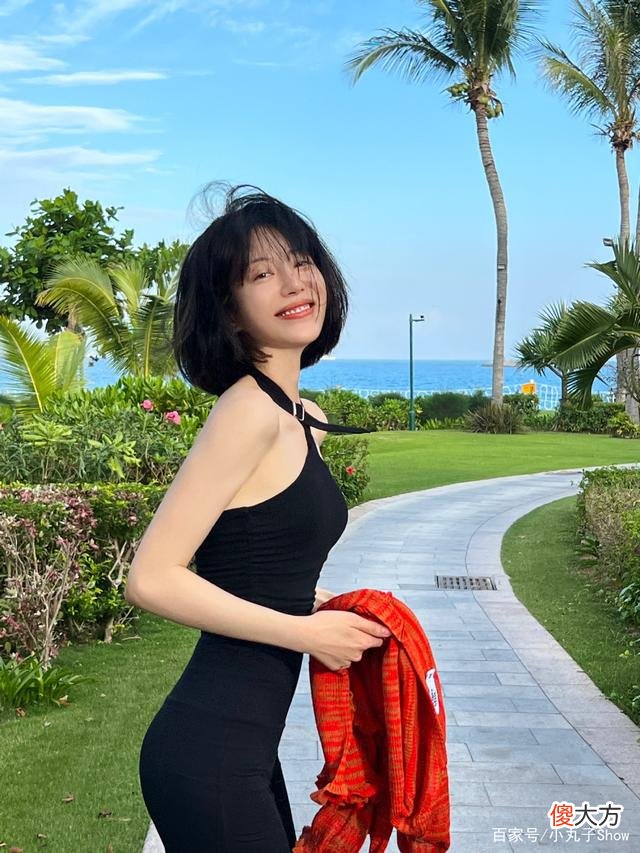 【时尚一点】李溪芮性感美图曝光，直角肩美得像p图，行走的人架子！