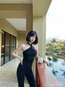 【时尚一点】李溪芮性感美图曝光，直角肩美得像p图，行走的人架子！