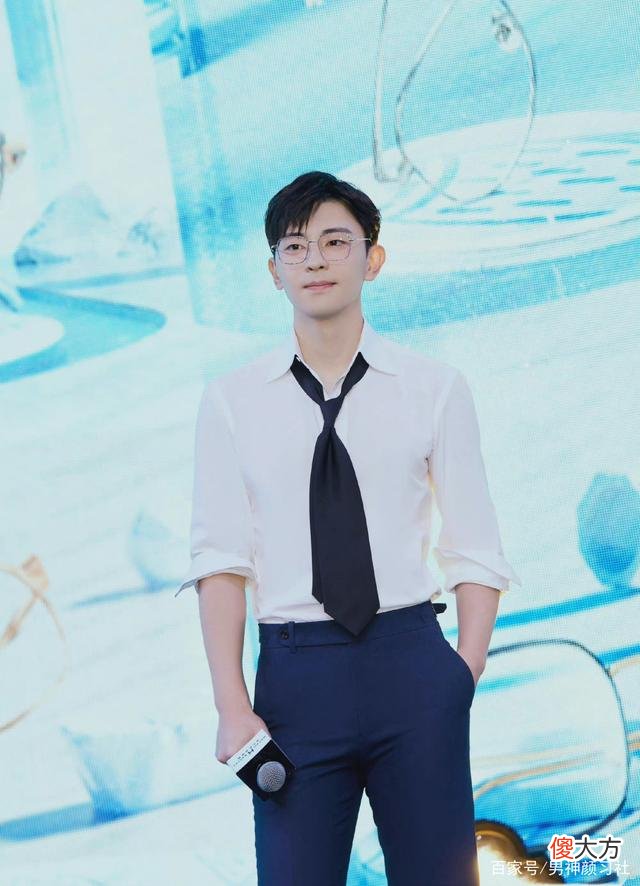 【就爱时尚】暖男不适合运动风太浓的搭配，这样穿搭是适合暖男的