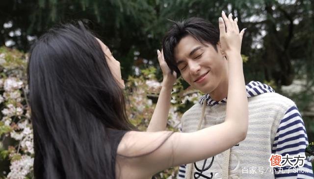 【时尚一点】周也王鹤棣同框登时尚杂志，俊男美女拍时尚写真太飒了