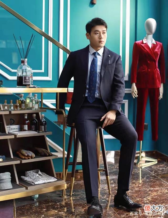 【就爱时尚】50岁的男人穿什么样的西服比较好看？