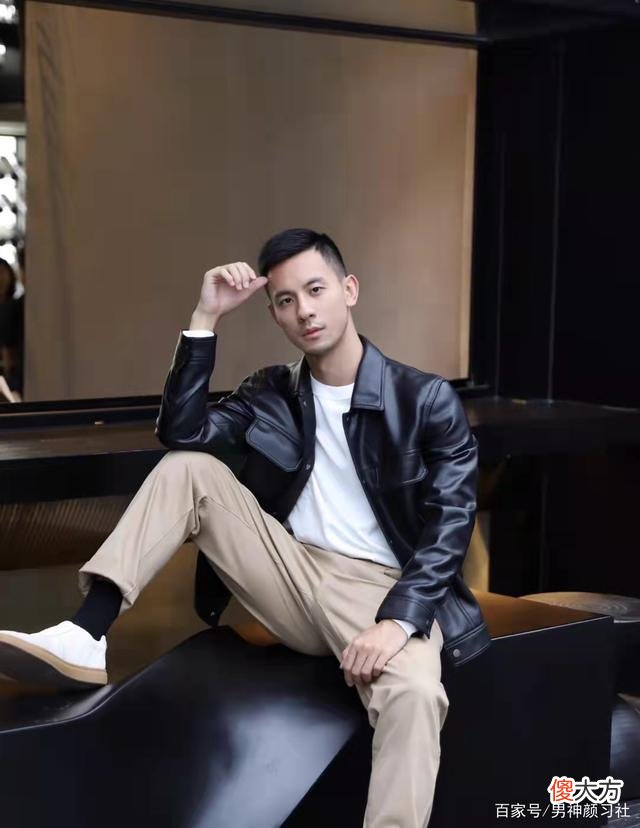 【就爱时尚】50岁的男人穿什么样的西服比较好看？