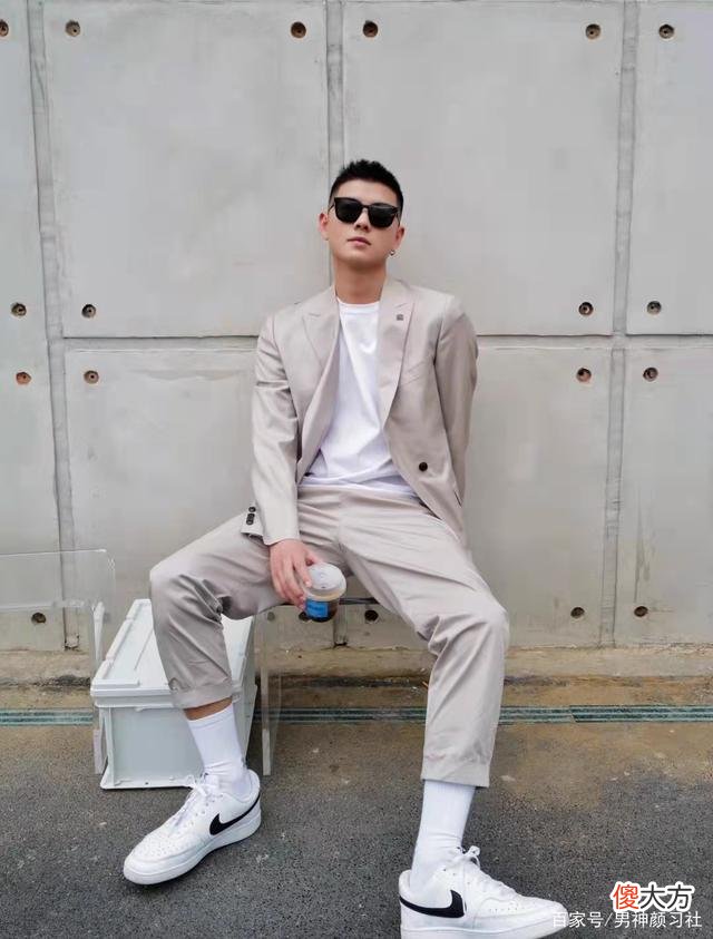 【就爱时尚】50岁的男人穿什么样的西服比较好看？