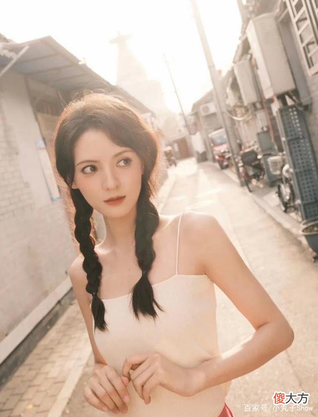 【时尚一点】“神颜”张予曦，白色针织小吊带搭配粉色长裤
