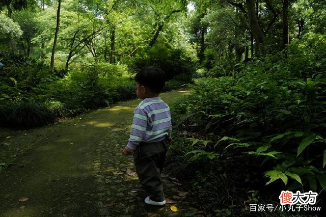 【就爱时尚】朱丹4岁大女儿趴在野餐垫子上面画画，小小丹软萌可爱讨喜