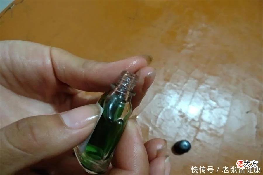 【就爱时尚】女性睡前在肚脐涂点风油精，可能收获3个好处，但有3点须注意