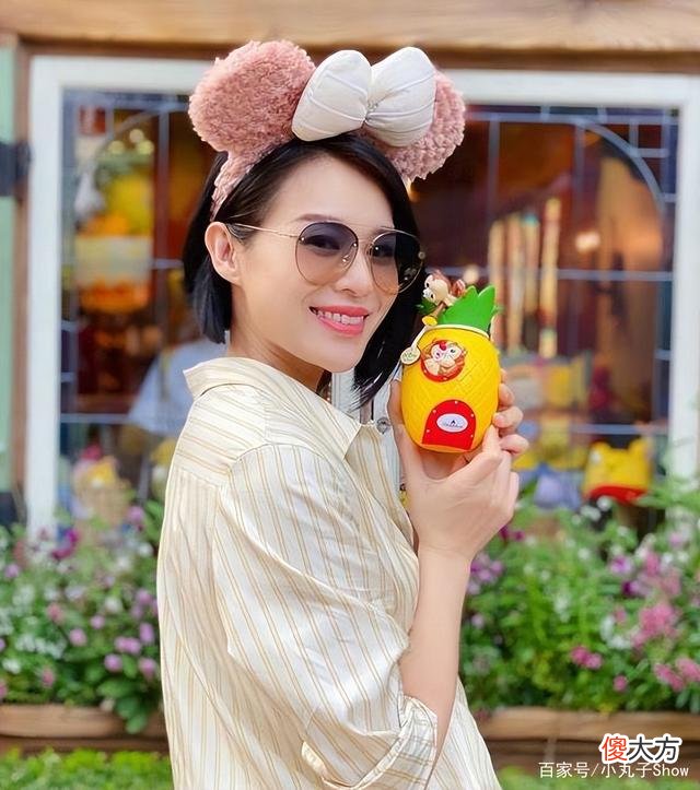【时尚一点】胡杏儿白色白裙优雅中不乏个性，吊带悬挂在直角肩上面，美得迷人