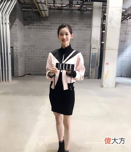 【就爱时尚】章泽天晒爬山照片，穿紧身裤不着臀部，气质清纯大方